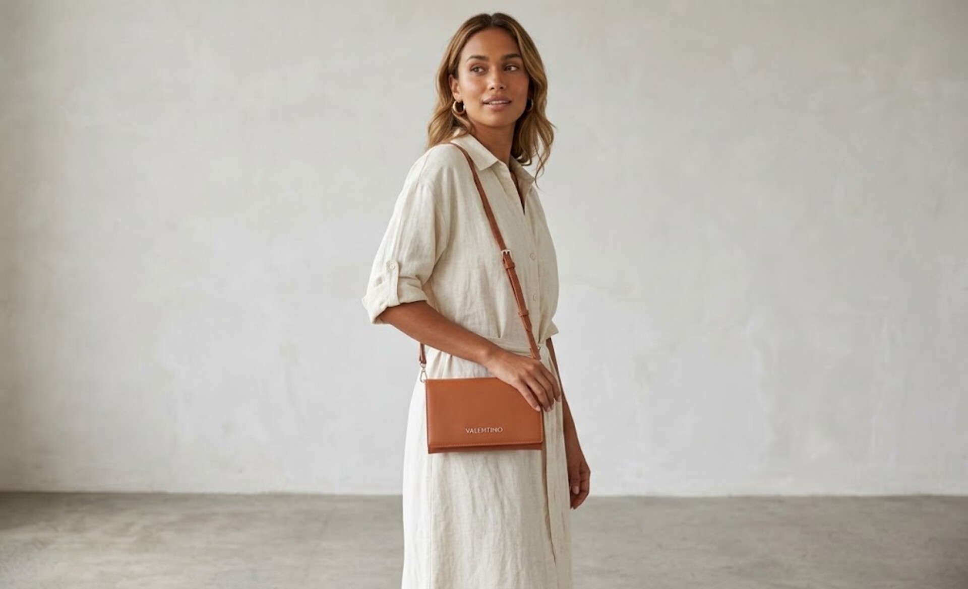 BORSA A SPALLA CON PATTA VBS9IE17 VALENTINO Linea EMBER