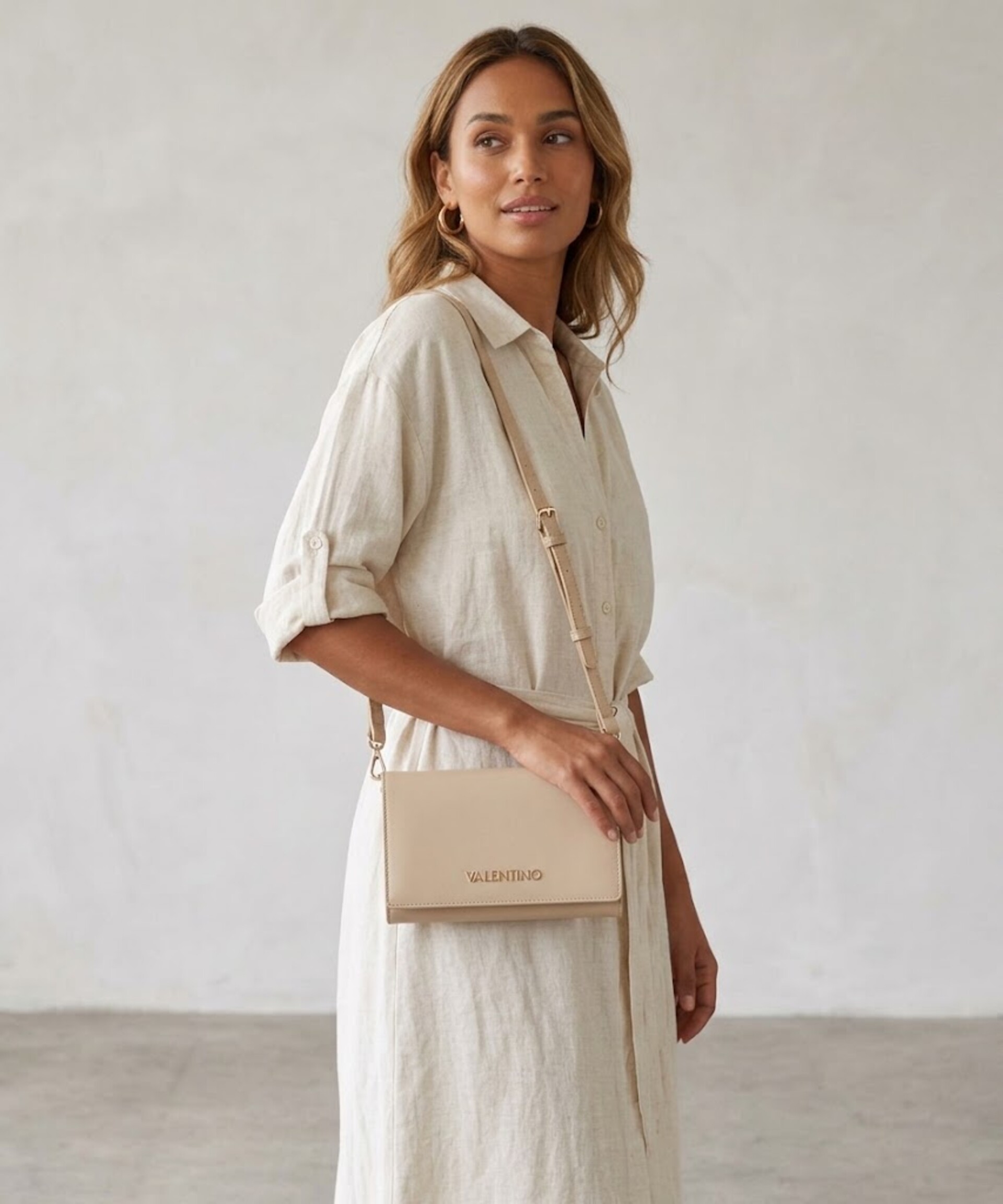 BORSA A SPALLA CON PATTA VBS9IE17 VALENTINO Linea EMBER