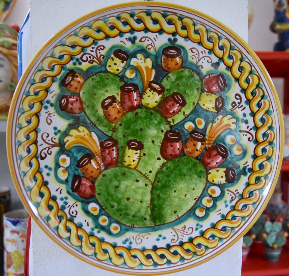Piatto con fichi d'india in ceramica da parete Produzione artigianale di Caltagirone Diametro 30cm