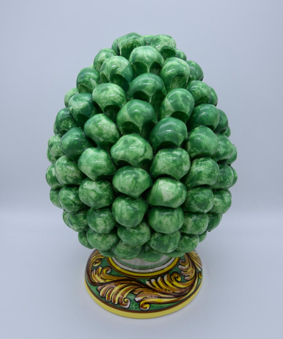 Pigna siciliana in ceramica verde mela h.20 cm Produzione artigianale di Caltagirone con base decorata