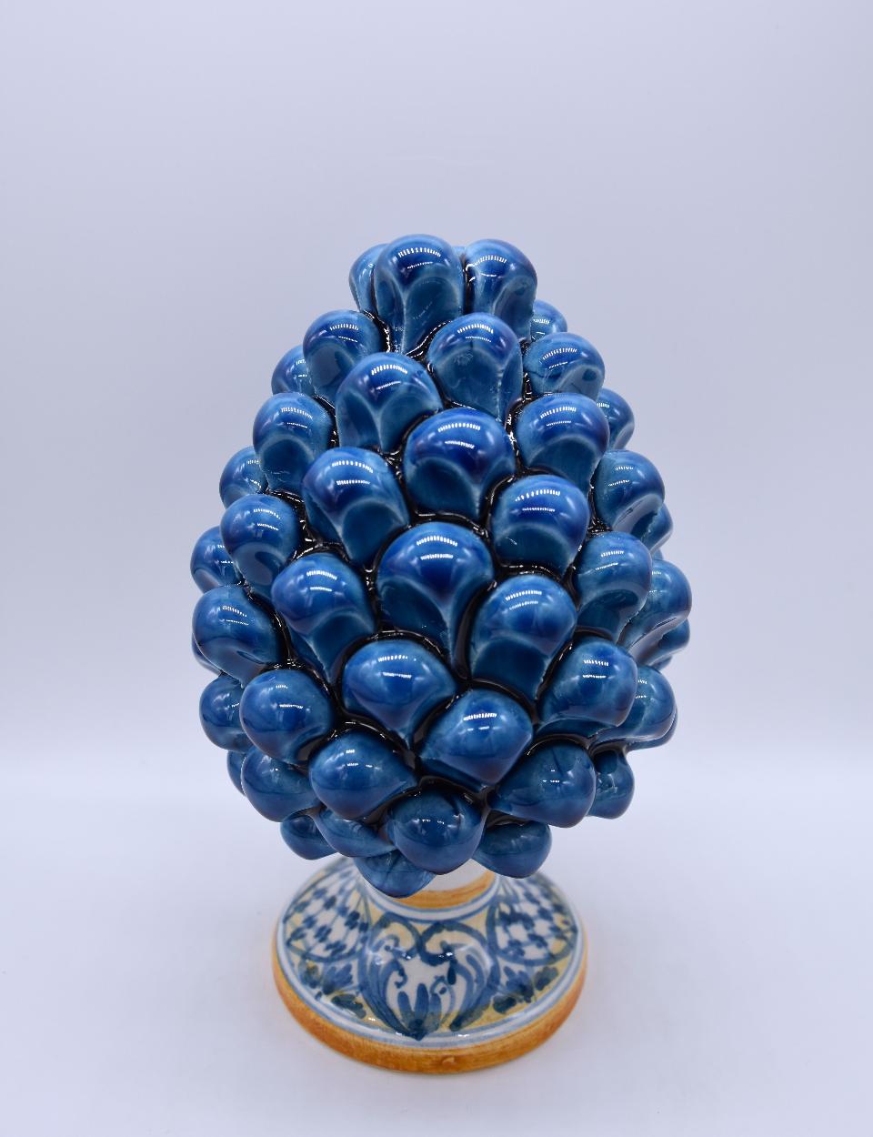 Pigna siciliana in ceramica blu antico h.15 cm Produzione artigianale di Caltagirone con base decorata