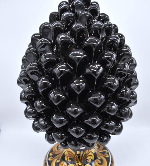 Pigna siciliana moderna in ceramica nero lucido h.30 cm Produzione artigianale di Caltagirone con base decorata
