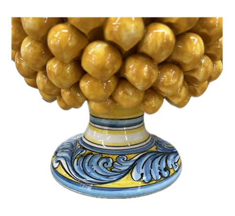 Pigna siciliana in ceramica giallo senape con base decorata Produzione artigianale di Caltagirone h.30cm