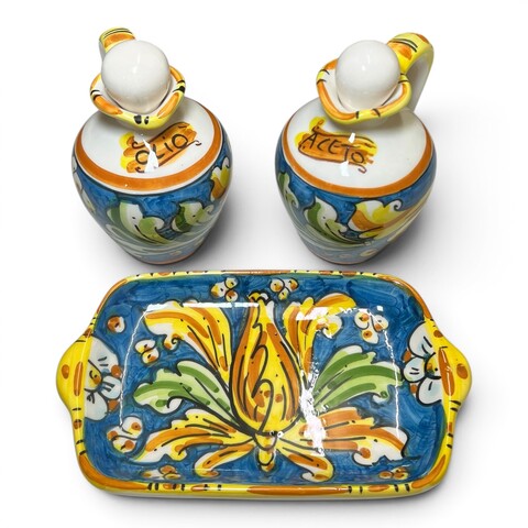 Set Olio e Aceto con vassoio decoro ornato giallo e verde fondo blu in ceramica siciliana Produzione artigianale di Caltagirone h.15cm