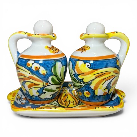 Set Olio e Aceto con vassoio decoro ornato giallo e verde fondo blu in ceramica siciliana Produzione artigianale di Caltagirone h.15cm