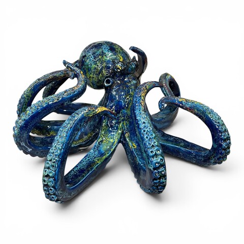 Scultura Polpo gigante decoro blu marino sfumature rosse e gialle in ceramica siciliana Produzione artigianale di Palermo lunghezza 40cm