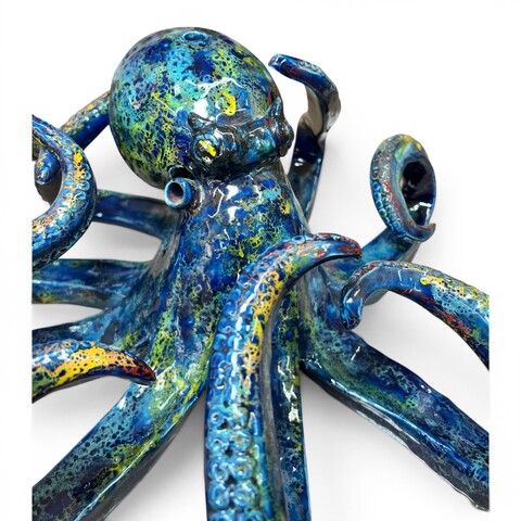 Scultura Polpo gigante decoro blu marino sfumature rosse e gialle in ceramica siciliana Produzione artigianale di Palermo lunghezza 40cm