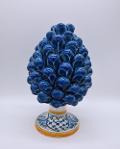 Pigna siciliana in ceramica blu antico h.15 cm Produzione artigianale di Caltagirone con base decorata