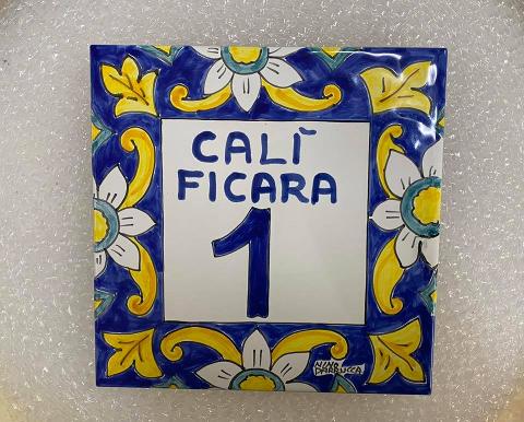 fiori su fondo blu.jpg