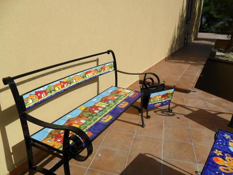 Panchina 3 posti con braccioli - Paesaggio casette con mare e barche Nino Parrucca in ferro e ceramica