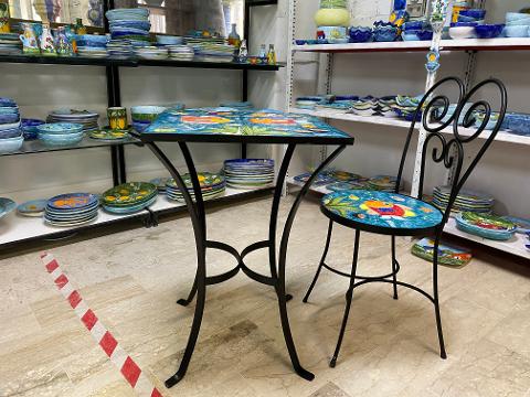 Set Tavolo cm.50x50 con due sedie in Ferro e ceramica Nino Parrucca