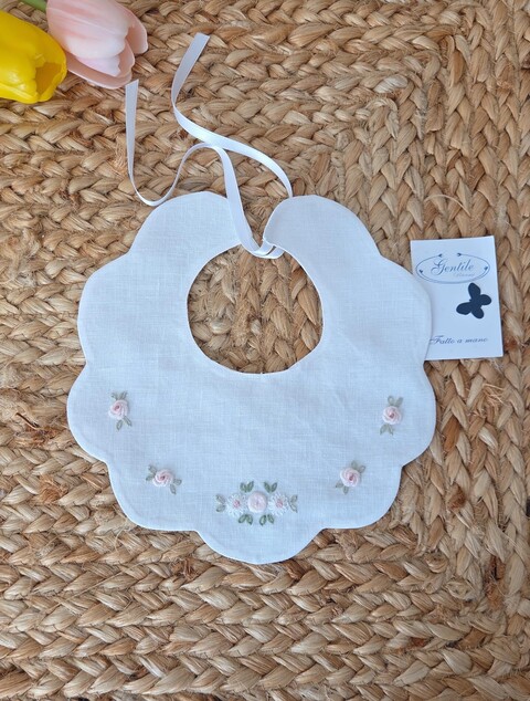 Bavetta in puro lino con fiorellini ricamati a mano Gentile Baby Couture