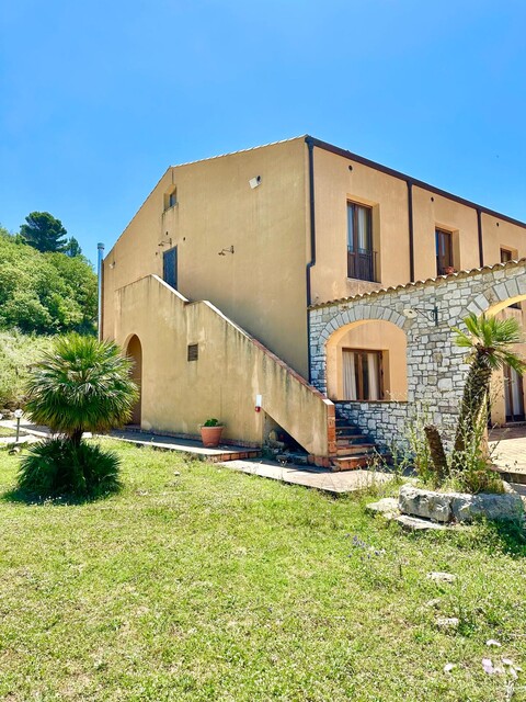 Albergo in Vendita a Burgio (Agrigento)