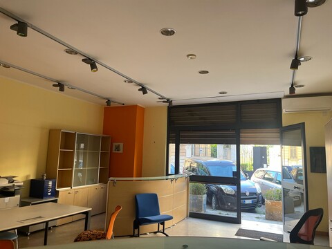 Locale commerciale in Vendita a Palermo Calatafimi - Villa Tasca