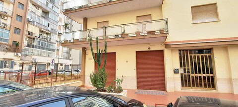 Locale commerciale in Affitto a Palermo Belgio - Strasburgo - De Gasperi