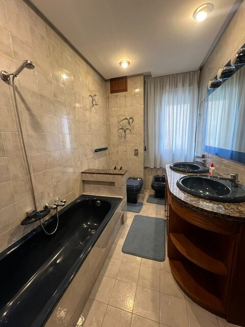 Appartamento in Vendita a Palermo Fiera - Montepellegrino - Cantieri