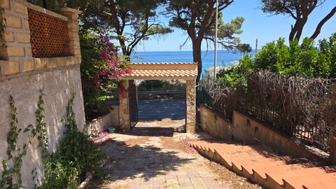 Villa indipendente in Vendita in provincia di Palermo