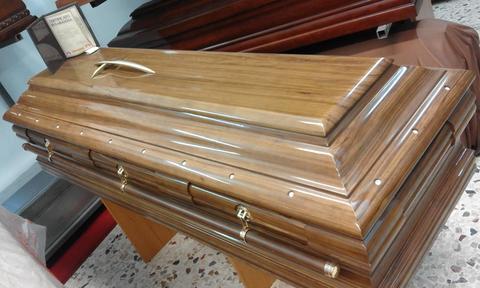 La ditta Servizi Onoranze Funebri Grimaldi "Padre Pio" arricchisce la vasta gamma di cofani funebri a vostra disposizione, con arrivi di modelli nuovi e manufattura Italiana e di con diverse tipologie di legno.