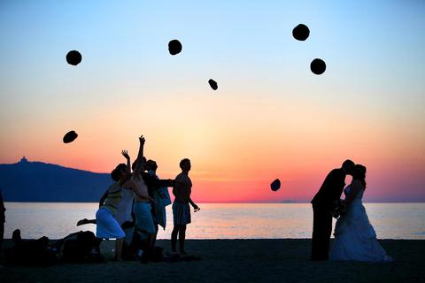 condividendo il loro amore un gruppo di turisti tirarono in aria i loro cappelli...