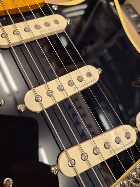 SQUIER FSR CLASSIC VIBE 70s CUSTOMIZZATA STRATOCASTER VINTAGE WHITE