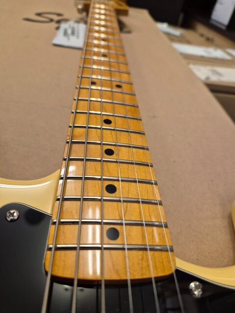 SQUIER FSR CLASSIC VIBE 70s CUSTOMIZZATA STRATOCASTER VINTAGE WHITE
