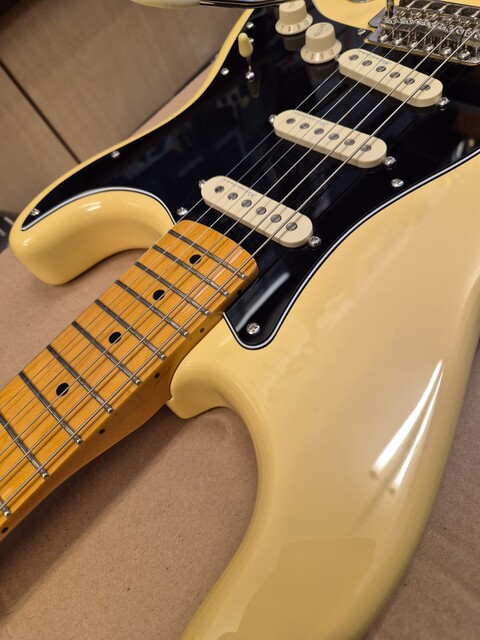 SQUIER FSR CLASSIC VIBE 70s CUSTOMIZZATA STRATOCASTER VINTAGE WHITE