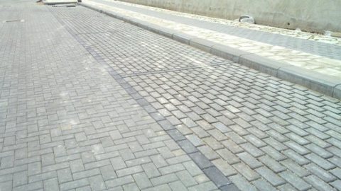 Soluzioni progettuali realizzati da uno stesso massello autobloccante posato con diversi schemi di posa e colori diversi che distinguono le aree di parcheggio della zona commerciale a Caltagirone (CT) V.le C. Colombo.
Partendo da sinistra: Palio 6 cm colore grigio naturale con posa a lisca di pesce, delimitato da una fila di Palio 6 cm di colore antracite e seguito da Palio Drenante 6 cm di colore grigio naturale con posa a correre.
