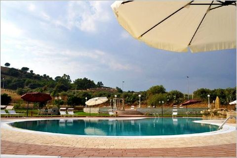Realizzazione Masselli. Realizzazione del bordo piscina con i masselli autobloccanti, modello "palio".