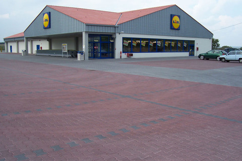 Area parcheggi realizzata con masselli tipo "Doppia T" presso supermercati Ldl a Marsala.