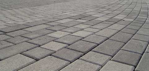Nuovo Massello autobloccante 8 cm. ORIZZONTE, composto da tre pezzi di diverse misure con finitura superficiale Linea Prestige (pallinata) con pgmenti di granito che ne rendono la superficie brillante; utilizzata nella pavimentazione di strade, marciapiedi, piazza, cortili e superfici indutriali.