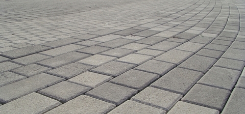 Particolare del massello autobloccante Orizzonti di colore grigio con finitura Prestige. Realizzazione strade a Malta.