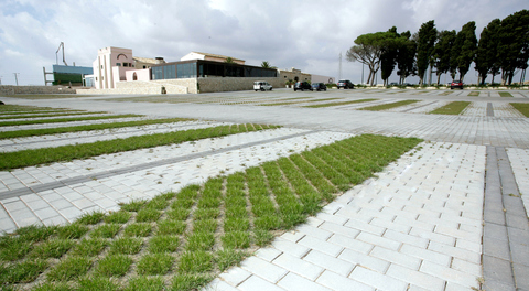 Foto panoramica dell'area parcheggio di una sala ricevimenti () realizzata con masselli autobloccanti Prato della Linea Life associati al massello Saturnia della Linea Classic.