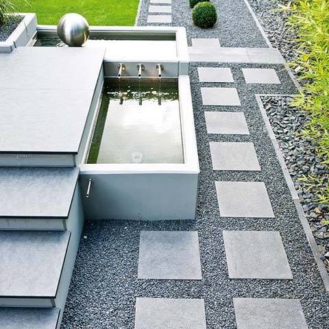 Foto di un patio privato realizzazto con l'uso della mattonella in calcestruzzo QUADROTTO posata su un letto di ghiaietto che funge da drenante per le acque piovane.