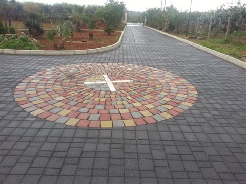 Realizzazione viale privato con massello VOLTERRA antracite e mix di colore per il rosone.