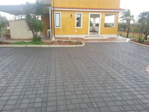 Belpasso (CT). Residenza privata; vista panoramica di un di un piazzale con il massello VOLTERRA antracite Linea HI Class, con posa come da formato alternata a posa a a dama.