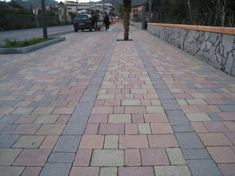 Fiumefreddo (Me); Realizzazione pista ciclabile con masselli autobloccanti VELEIA mix di colore a spigolo vivo della Linea Classic.
