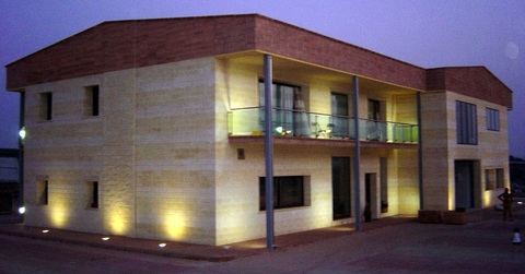 Struttura privata, realizzata con prefabbricati in c.a. e tamponamento in Bl. Splittati alternati a Bl. Lisci Facciavista Levigati. L'architrave e le modanature sono state realizzate con i Bl. Rigati. Per i margiapiede sono stati utilizzati i masselli autobloccanti Listello Fiorentino Nocciola.