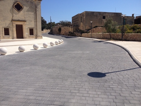 La Valletta, Malta. Pavimentazione di una piazza realizzata con il massello autobloccante Vulcania con bordo incerto finitura Prestige (pallinata).