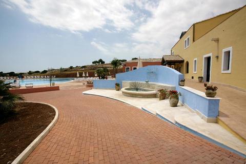 Residence Marsa Siclà, Scicli (RG). Pavimentazione autobloccante in cemento.