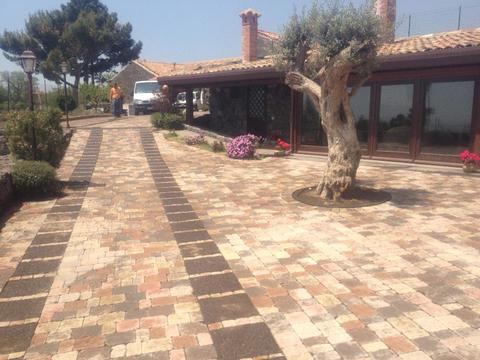Valverde (CT). Residenza privata realizzata con masselli antobloccanti Veleia Antichizzata Linea Century.