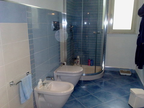 particolare di un bagno realizzato con breeze di polis, sanitari sospesi di vitra modello S 50 , doccia con mosaico preinciso azzurro.