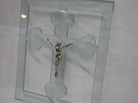Capezzale Crocifisso su vetro stratificato 10/11 mm.con applicazione in acciaio inox.