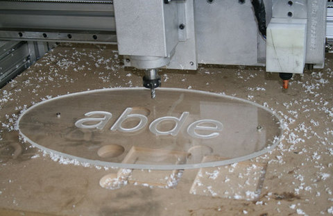 Esempio di lavorazione su plexiglass per la realizzazione di una insegna. (Fonte Web)