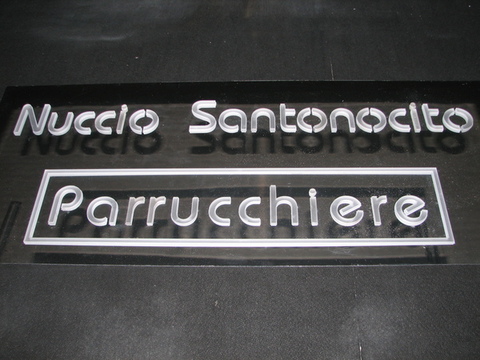Insegna in plexiglass 10mm. realizzata su alluminio cromato (dibond) da 3mm.