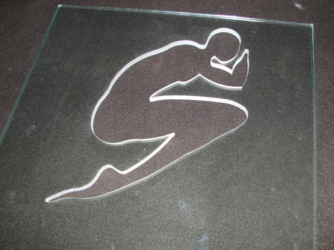 Logo aziendale raffigurante sagoma femminile realizzata in vetro 10mm.