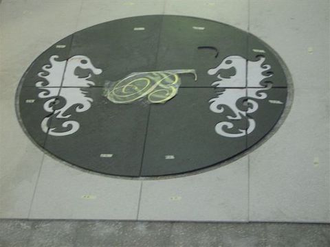 Rosone decorativo realizzato con gres porcellanato (Nero, Bianco) ed ottone lucidato a specchio ed intarsiato sul gres. Lavorazione possibile grazie alla Ns tecnologia che permette di tagliare tutti i materialiProgetto Arch. Coco