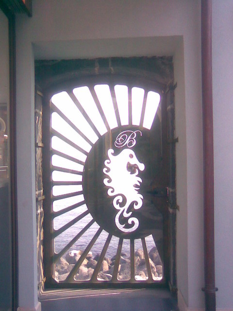 Portone ingresso decorato per ristorante. In lamiera di ferro 10mm traforata con logo personalizzato