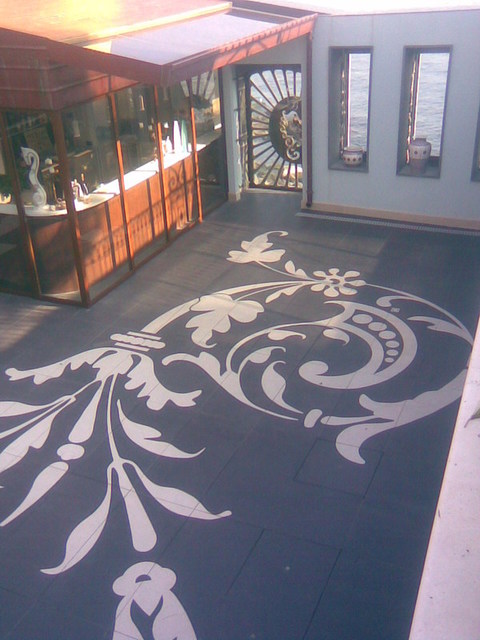 Decoro su gres porcellanato ottenuto tramite il taglio (waterjet) delle singole piastrelle nero e bianco 60x120 cm, e successivo assemblaggio tramite opportune resine.La posa del decoro da parte del piastrellista viene facilitata da una dettagliata mappa che indica esattamente la posizione di ogni singola piastrella.