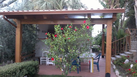 Copertura forno con travi lamellari di Larice