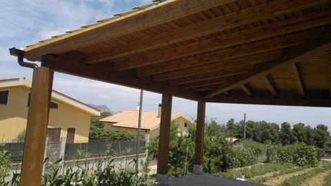 COPERTURA CON TRAVI LAMELLARI IN LARICE
